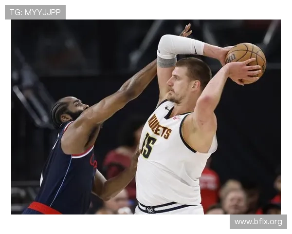 约基奇询问文班是否带书看比赛